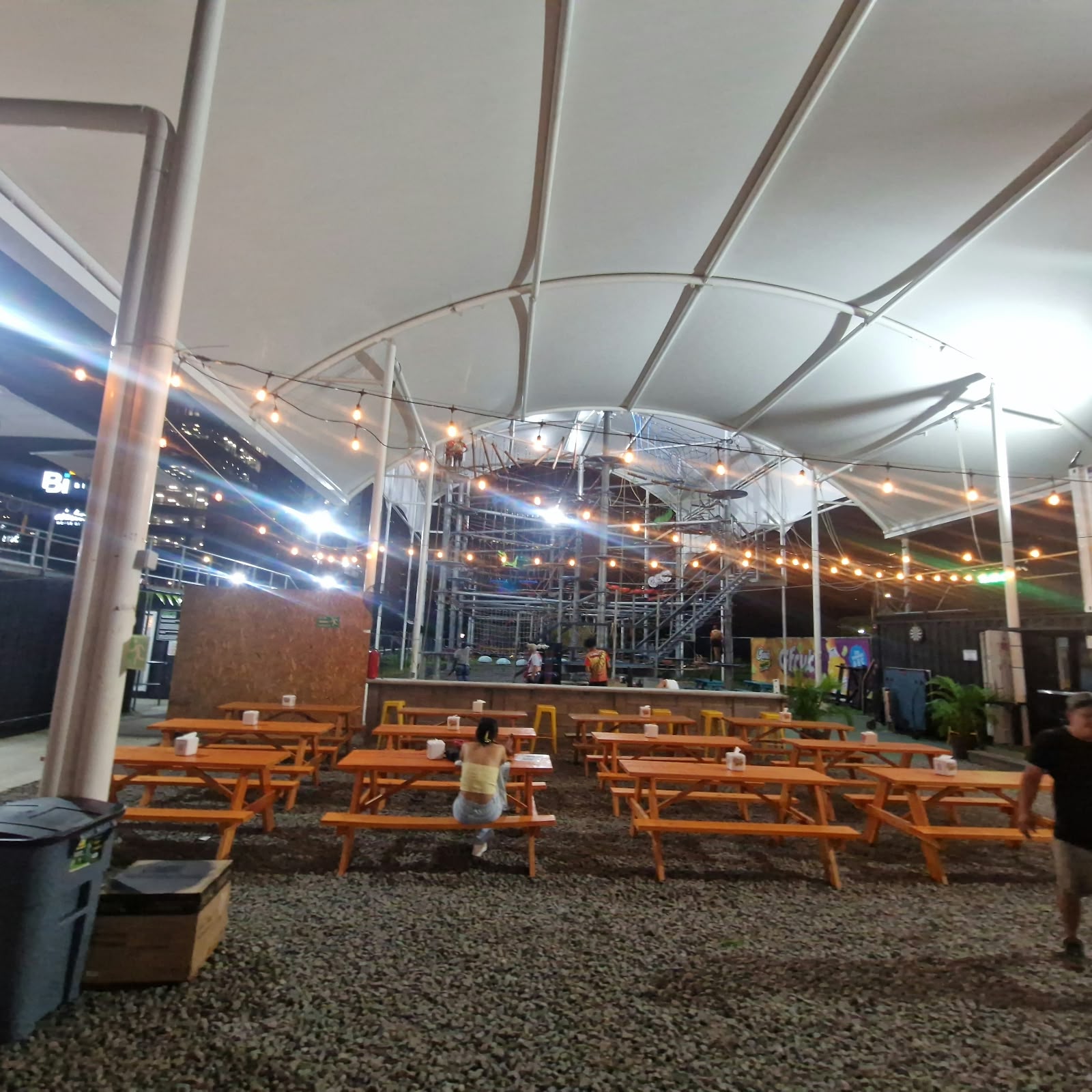 Mesas de picnic iluminadas para eventos nocturnos