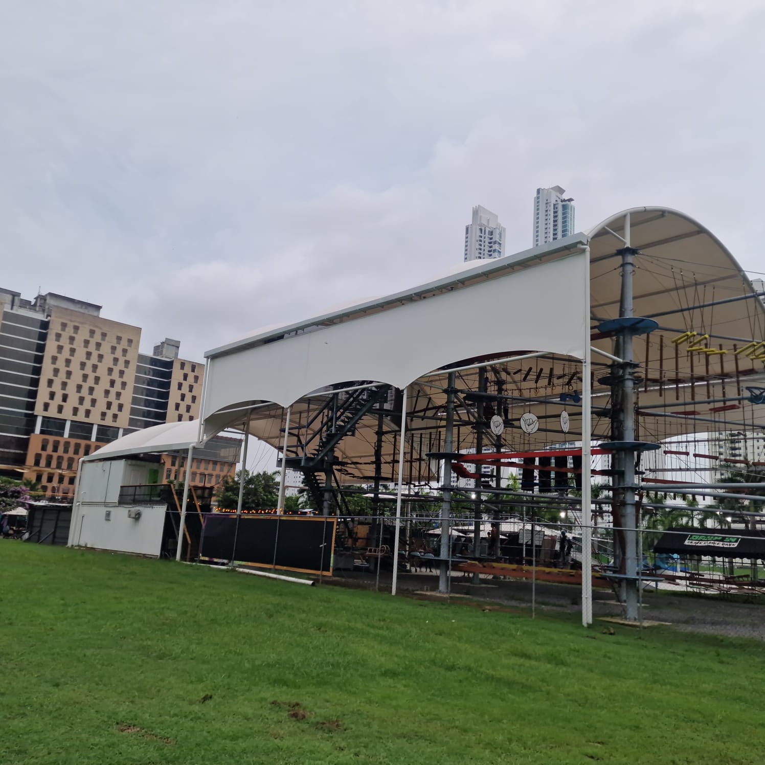 Exterior del parque de cuerdas techado